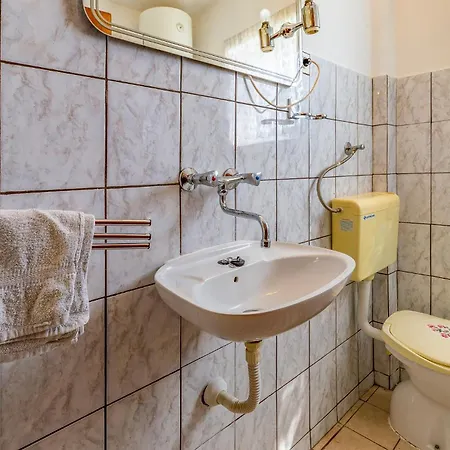 Apartman Awesome In With Wifi Ližnjan